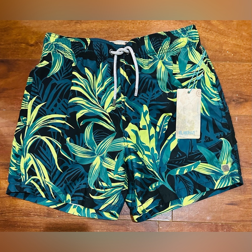 Men’s Island Haze swim trunks, new with tags, size medium, has mesh inside.